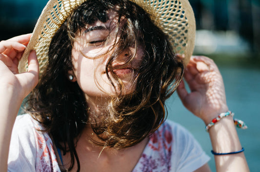 Cuidado del Cabello Rizado en Verano: Rutina completa frente al Sol, el cloro y la sal